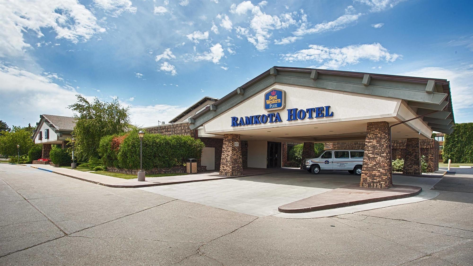 Bismarck Hotel And Conference Center Exterior photo